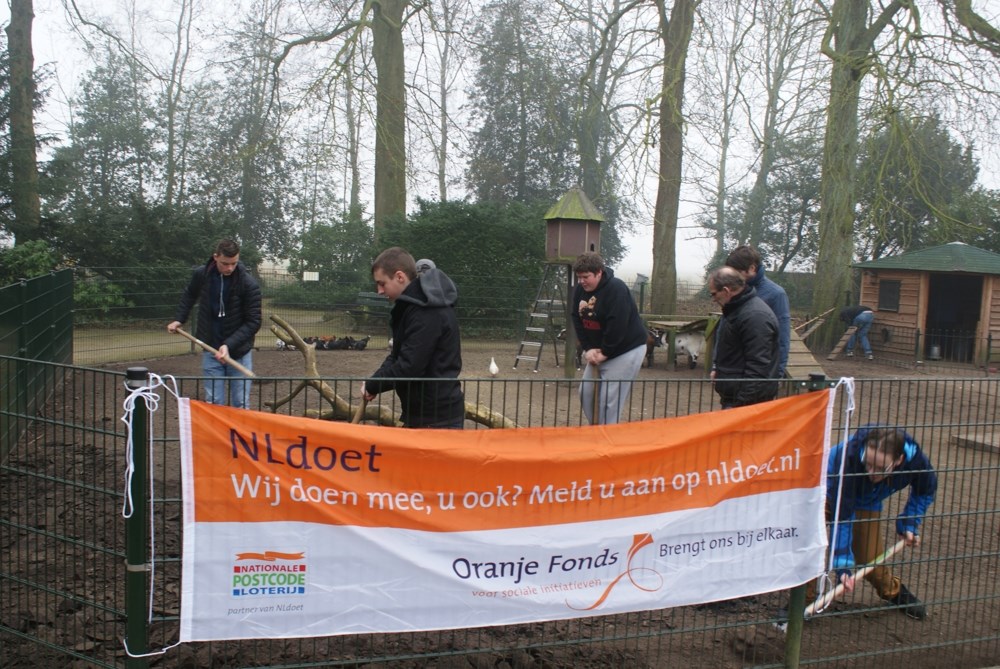 NLDoet leerlingen Frater van Gemertschool Tilburg werken in De Tuin