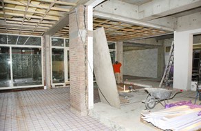 Geheel rechts op de foto zal de fotostudio gebouwd worden