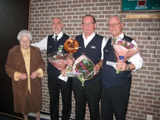 Van links naar rechts: Mevr. Van Uden, H.Meier, F.van Kuijk en B.Hoppenbrouwer