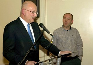 Wethouder Ruud van Eijkeren kondigt de bedrijfsfunctionaris Marco de Bruin aan