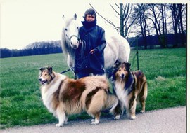 Joke Pankow met pony Polly en de honden Brenda en Sandy 