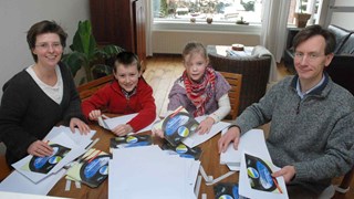 familie aktief met brochures in de weer