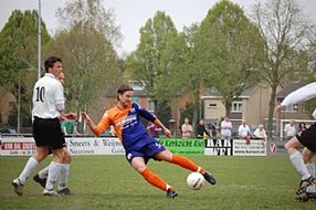 Tim van der Velden met een doelpoging tegen RKDSV