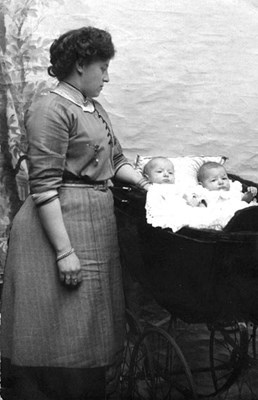 Johanna van de Lisdonk met haar tweeling Anselme en Cornelis Vosters, 1911                          