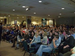 Een volle zaal met supporters, sponsors en vrijwilligers van WII