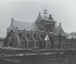 Foto van de kerk in aanbouw