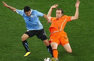 Actiefoto Joris Mathijsen tegen Uruguay