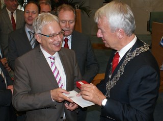 Burgemeester Wim Luijendijk van Waalwijk feliciteert de nieuwe burgemeester