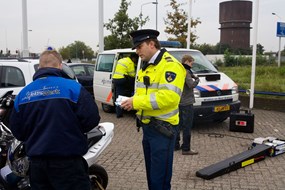 Zonder helm loop je 40 procent meer kans om dood te gaan door een val of aanrijding. Daarom bekeurt 