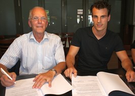 Johan de Koster (l) en Ralph van Hellemond bij de contractondertekening