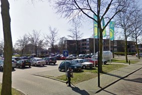 Op de parkeerplaats komt een winkelcentrum met bovenwoningen