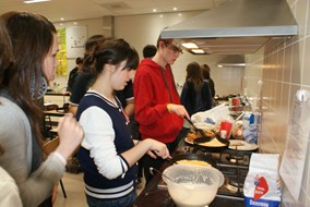 Samen pannenkoeken bakken