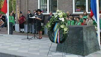 De burgemeester spreekt bij de herdenking over vrijheid