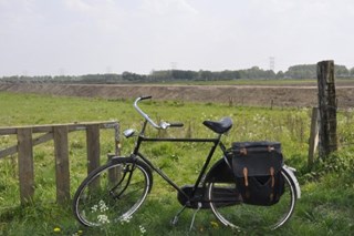 Ongeveer 50 meter achter deze fiets komt de wegwijzer als markeringspunt  geografisch middelpunt