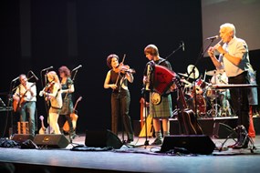 Vlnr. Albert Bull, Charlotte Gunn, Dagny v.d. Loo, Hilde van Rijsewijk, Jack McRobbie, Ber Vekemans