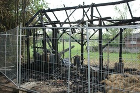 Het uitgebrande dierenverblijf in het molenpark