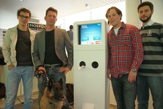 Het SnoepDog-team, vlnr: Sander Tan, Bas Kock, Ralph van den Broek, Minal Acun en hond Shep