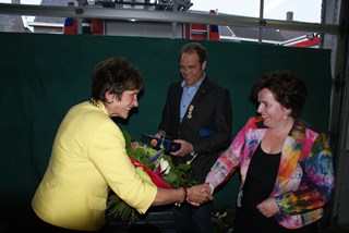 Mevrouw van Korven krijgt bloemen