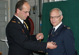 Commandant Sasbout Korting huldigt Sjef Blous