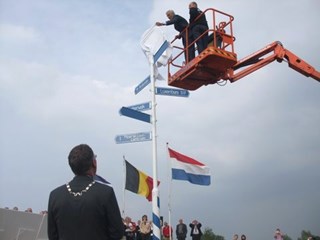 De onthulling van het middelpunt door Ben Knapen, foto: oisterwijknieuws.nl