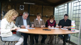 De ondertekening  door loco-dijkgraaf Dielessen, weth. Verhoeven, Moorman en van Eijck