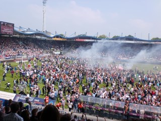 WII-supporters op veld na afloop van de wedstrijd