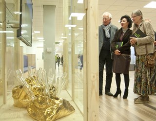 De bijzondere vitrines van Piet Hein Eek werken als vergrootglas